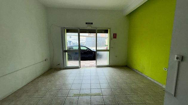 Foto 2 de Local en venda a La Línea de la Concepción ciudad de 59 m²