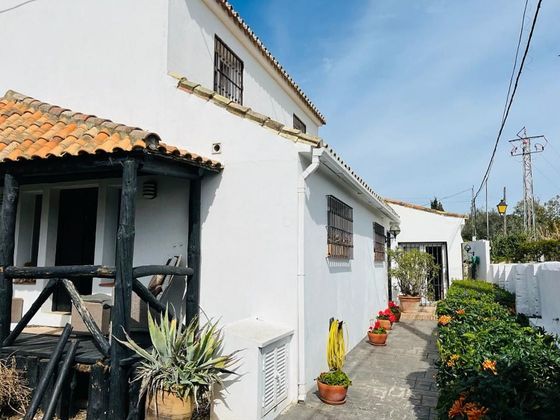 Foto 2 de Casa en venda a San Enrique-Guadiaro-Pueblo Nuevo de 4 habitacions amb jardí i balcó