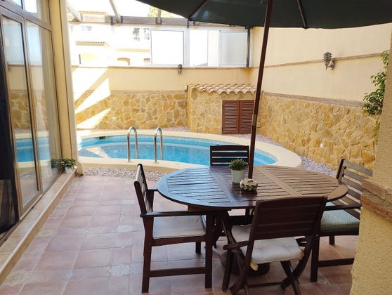 Foto 1 de Casa adossada en venda a calle Cadiz de 3 habitacions amb terrassa i piscina