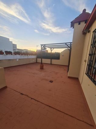 Foto 1 de Venta de dúplex en La Línea de la Concepción ciudad de 5 habitaciones con terraza