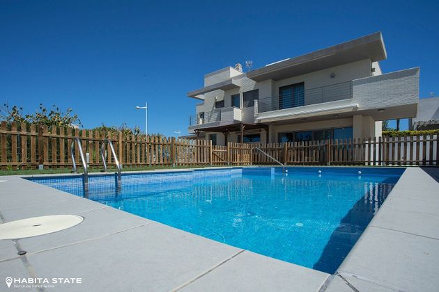 Foto 1 de Xalet en venda a calle De Los Juegos de Barcelona de 5 habitacions amb terrassa i piscina