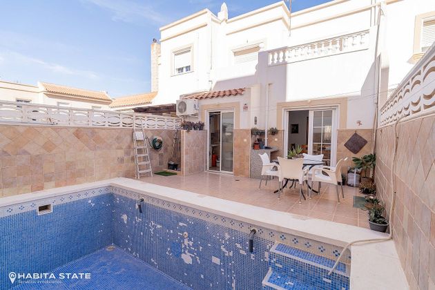 Foto 2 de Casa en venta en calle Reino de Almeria de 3 habitaciones con terraza y piscina