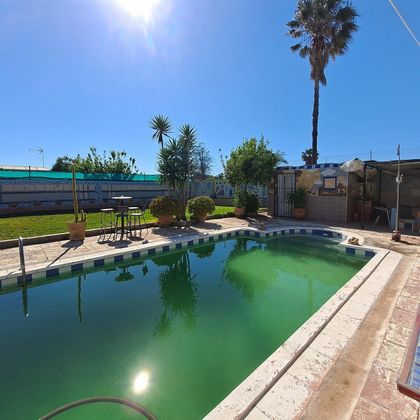 Foto 2 de Xalet en venda a Centro - Norte de 4 habitacions amb piscina i jardí