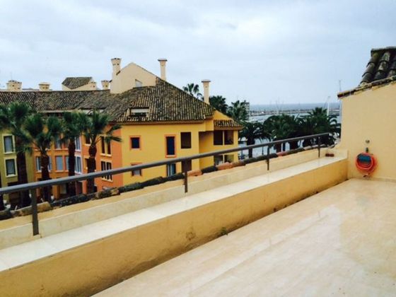 Foto 1 de Ático en venta en Puerto de Sotogrande-La Marina de 3 habitaciones con terraza y jardín