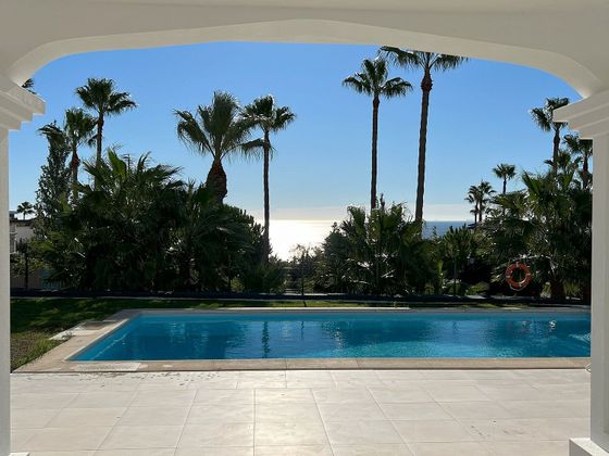 Foto 1 de Chalet en venta en La Alcaidesa de 7 habitaciones con terraza y piscina