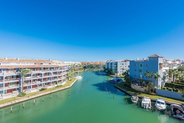 Foto 1 de Ático en venta en Puerto de Sotogrande-La Marina de 4 habitaciones con terraza y piscina