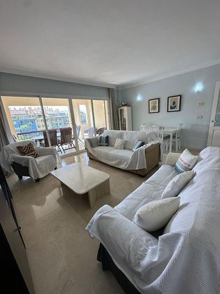 Foto 1 de Piso en alquiler en Puerto de Sotogrande-La Marina de 2 habitaciones con terraza y piscina