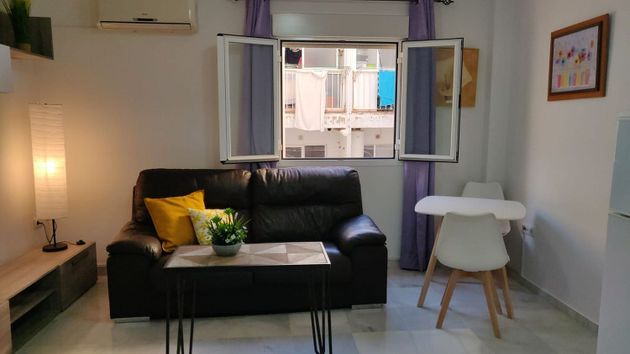 Foto 2 de Alquiler de piso en La Línea de la Concepción ciudad de 1 habitación con muebles y aire acondicionado