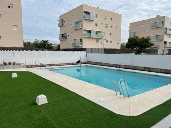 Foto 1 de Pis en lloguer a Poniente-Norte - Miralbaida - Parque Azahara de 3 habitacions amb terrassa i piscina