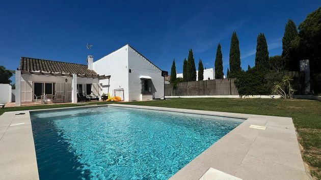 Foto 1 de Chalet en alquiler en Novo Sancti Petri - Torre del Puerco de 4 habitaciones con piscina y jardín