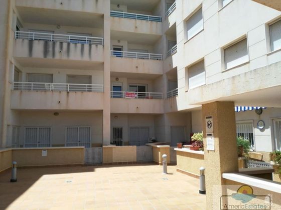 Foto 1 de Venta de piso en Puerto de Garrucha de 2 habitaciones con piscina y ascensor