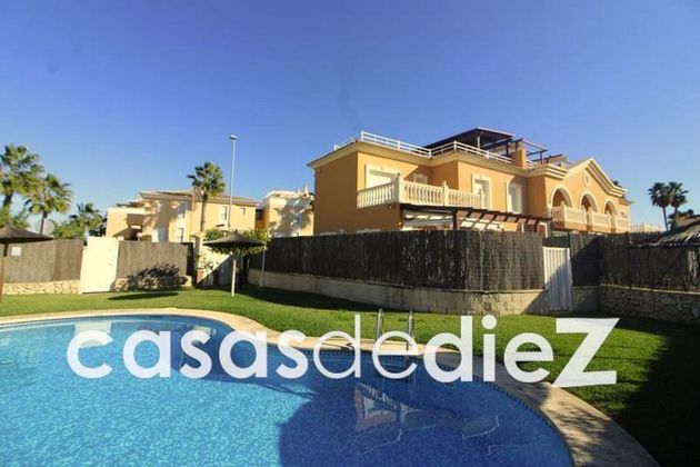Foto 1 de Casa adossada en venda a calle Gaudi de 3 habitacions amb terrassa i piscina
