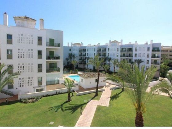 Foto 1 de Ático en venta en calle Marina de Sotogrande de 2 habitaciones con terraza y piscina