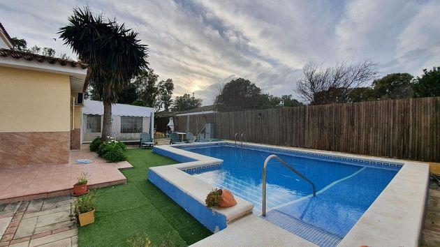 Foto 2 de Chalet en venta en Valdelagrana de 6 habitaciones con terraza y piscina