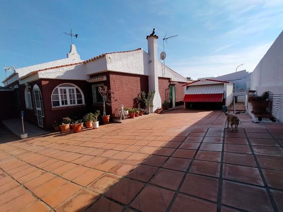 Foto 2 de Venta de chalet en La Línea de la Concepción ciudad de 3 habitaciones con terraza y piscina