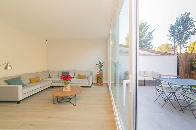 Foto 2 de Casa adossada en venda a El Encinar de los Reyes de 5 habitacions amb terrassa i piscina