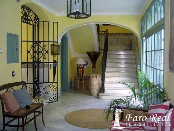 Foto 1 de Casa adossada en venda a Ayuntamiento-Barrio Alto de 6 habitacions amb piscina i garatge