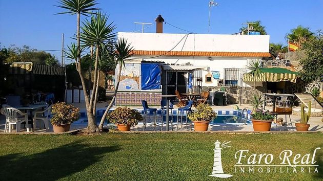 Foto 1 de Chalet en venta en Las Tres Piedras - Costa Ballena de 4 habitaciones con piscina y jardín