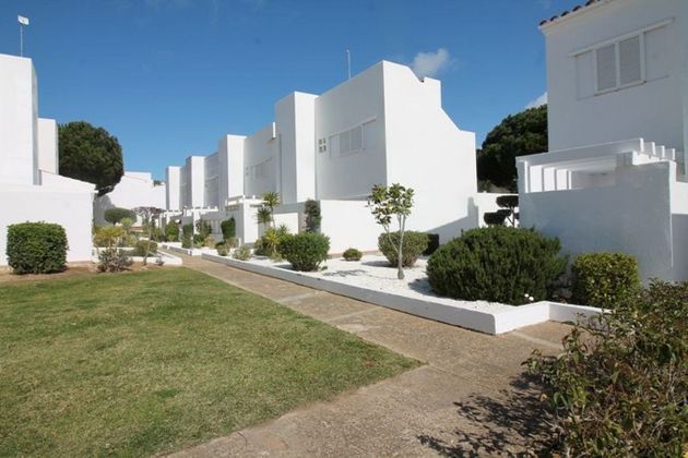 Foto 1 de Casa adossada en venda a Novo Sancti Petri - Torre del Puerco de 3 habitacions amb terrassa i piscina