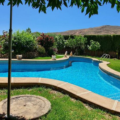Foto 1 de Chalet en venta en La Envía de 4 habitaciones con terraza y piscina