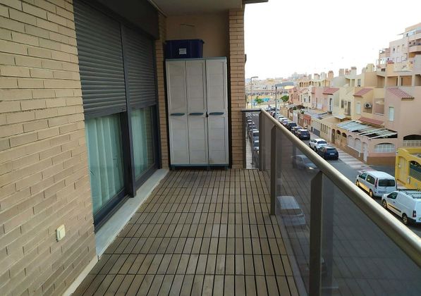 Foto 1 de Venta de piso en Roquetas Centro de 3 habitaciones con terraza y piscina