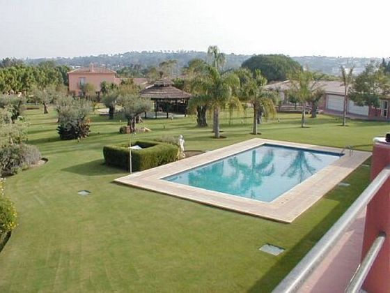 Foto 2 de Chalet en venta en Sotogrande Costa de 10 habitaciones con terraza y piscina