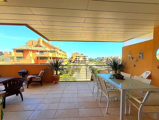 Foto 1 de Piso en alquiler en Puerto de Sotogrande-La Marina de 2 habitaciones con terraza y piscina
