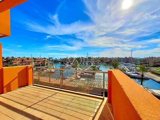 Foto 1 de Pis en venda a Puerto de Sotogrande-La Marina de 2 habitacions amb terrassa i piscina