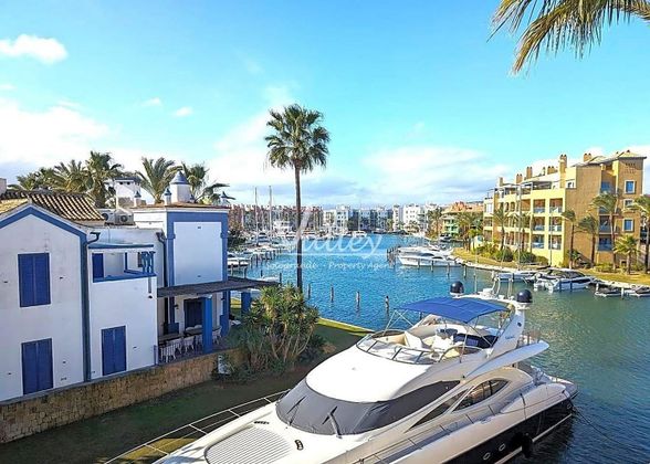 Foto 2 de Piso en alquiler en Puerto de Sotogrande-La Marina de 2 habitaciones con terraza y garaje