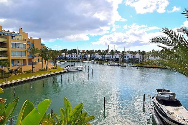 Foto 1 de Pis en venda a Puerto de Sotogrande-La Marina de 2 habitacions amb terrassa i piscina