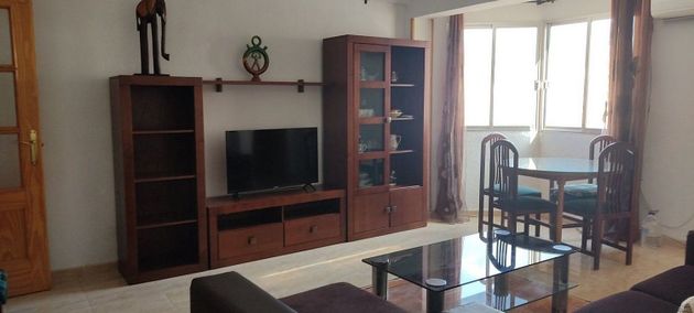 Foto 1 de Alquiler de piso en Centro - Almería de 3 habitaciones con muebles y aire acondicionado