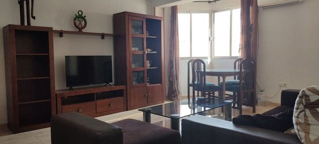 Foto 2 de Alquiler de piso en Centro - Almería de 3 habitaciones con muebles y aire acondicionado