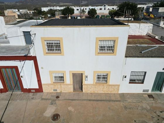 Foto 1 de Casa en venta en calle Eduardo Fajardo de 4 habitaciones con terraza y jardín