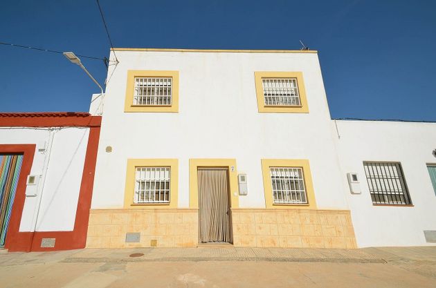 Foto 2 de Casa en venta en calle Eduardo Fajardo de 4 habitaciones con terraza y jardín