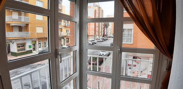 Foto 1 de Pis en lloguer a avenida De la Alhambra de 2 habitacions amb mobles i ascensor
