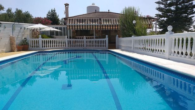 Foto 1 de Chalet en venta en Aguilar de la Frontera de 4 habitaciones con terraza y piscina