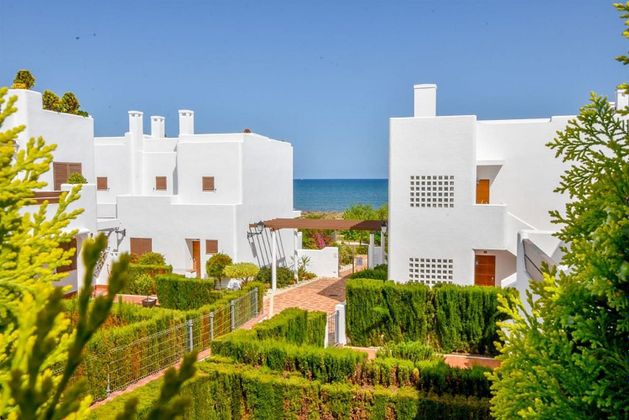 Foto 1 de Casa adossada en venda a San Juan de los Terreros de 4 habitacions amb terrassa i piscina