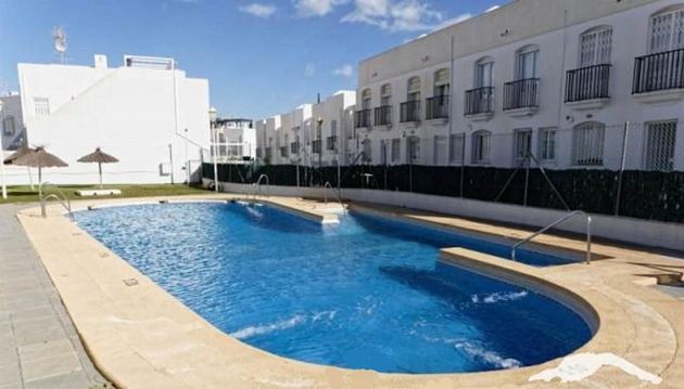 Foto 2 de Casa adossada en venda a Urb. El Palmeral de 3 habitacions amb terrassa i piscina