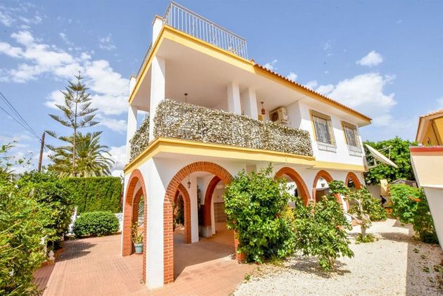 Foto 1 de Casa adossada en venda a San Juan de los Terreros de 4 habitacions amb terrassa i jardí