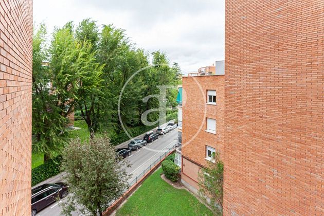 Foto 2 de Piso en venta en Alameda de Osuna de 3 habitaciones con terraza y balcón