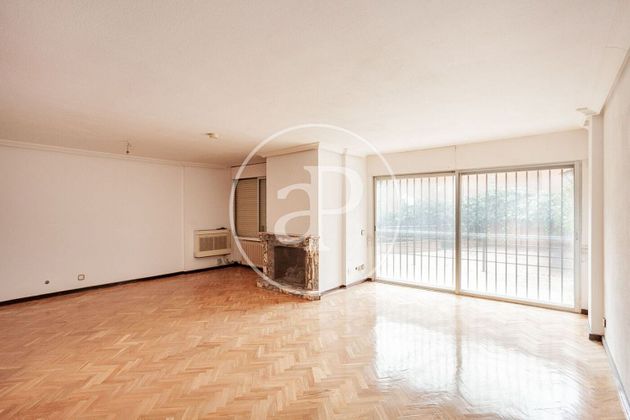 Foto 2 de Casa en venta en Alameda de Osuna de 6 habitaciones con terraza y garaje