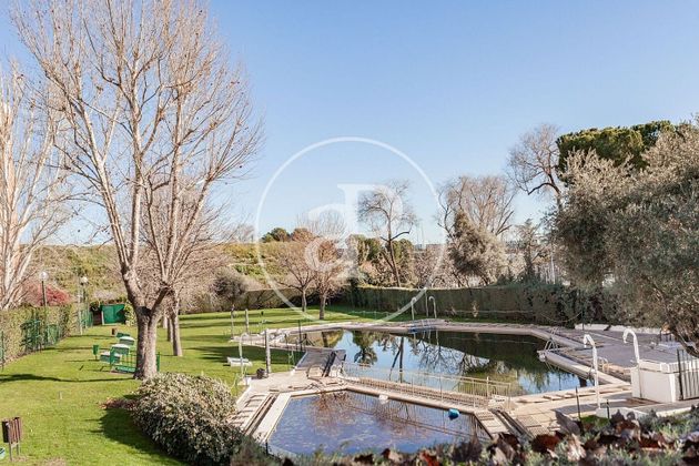 Foto 1 de Pis en venda a Alameda de Osuna de 4 habitacions amb terrassa i piscina