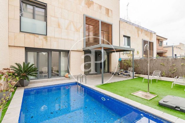 Foto 1 de Casa adosada en venta en Peñagrande de 7 habitaciones con terraza y piscina