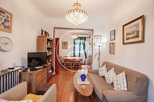 Foto 2 de Casa en venda a Fuente del Berro de 8 habitacions amb jardí i calefacció
