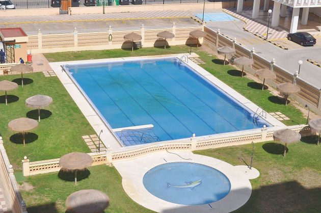 Foto 1 de Piso en venta en Valdelagrana de 2 habitaciones con terraza y piscina