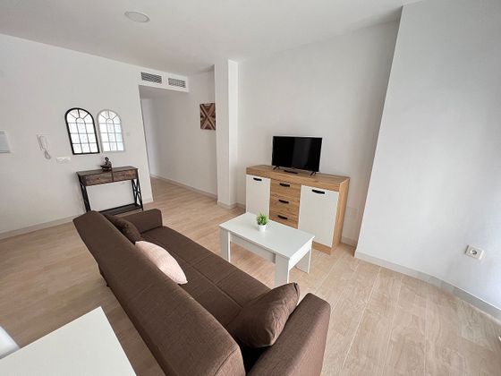 Foto 1 de Piso en alquiler en Adra de 2 habitaciones con muebles y aire acondicionado