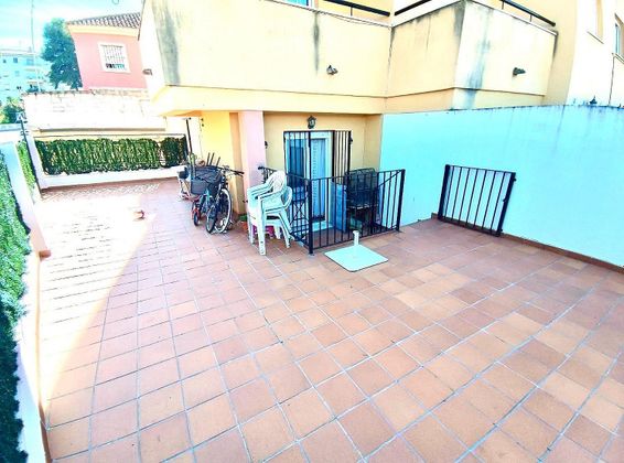 Foto 1 de Casa adossada en venda a calle Pedro de Campaña de 4 habitacions amb terrassa i aire acondicionat