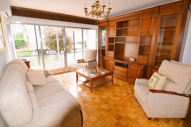 Foto 1 de Piso en alquiler en Tres Olivos - Valverde de 3 habitaciones con muebles y balcón