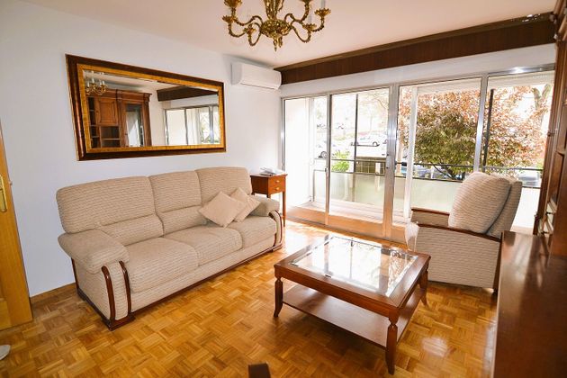 Foto 1 de Piso en alquiler en Tres Olivos - Valverde de 3 habitaciones con muebles y balcón
