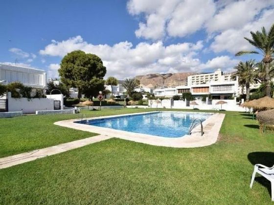 Foto 2 de Casa en lloguer a paseo De Los Castaños de 3 habitacions amb terrassa i piscina